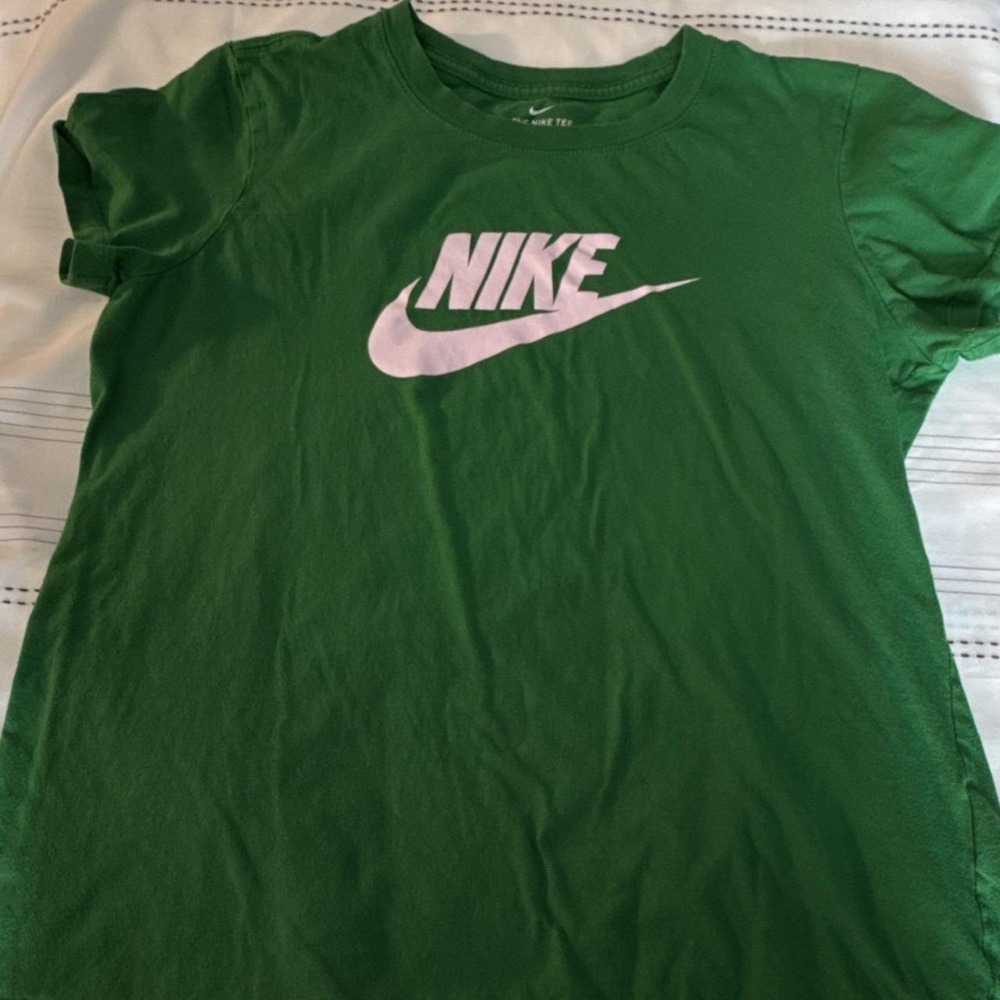 Nike Womens Graphic Tee Green White Swoosh Logo Short Sleeve T-Shirt Size M